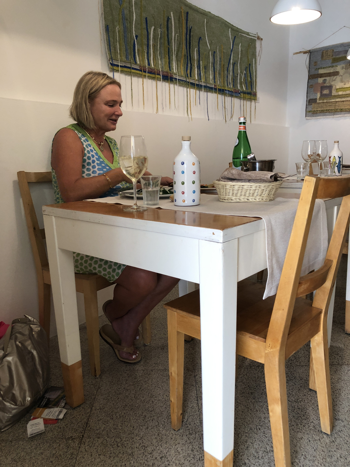 Une personne qui dîne à une table à l'intérieur.