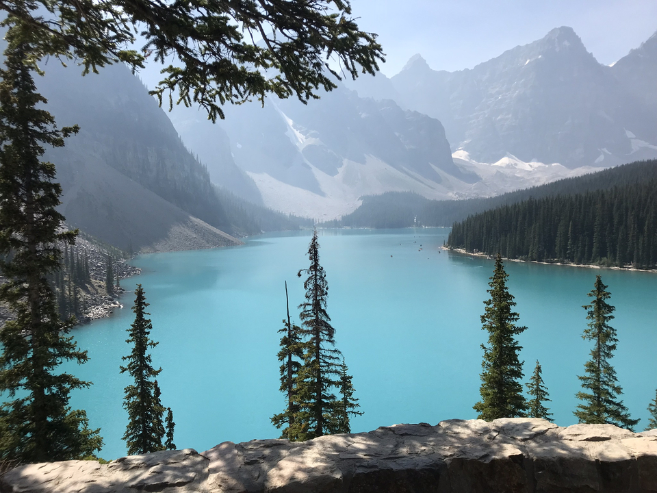 Lac cristallin entouré de montagnes.