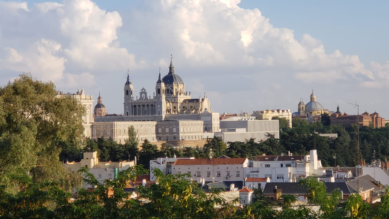 Vue d'un bâtiment historique orné.