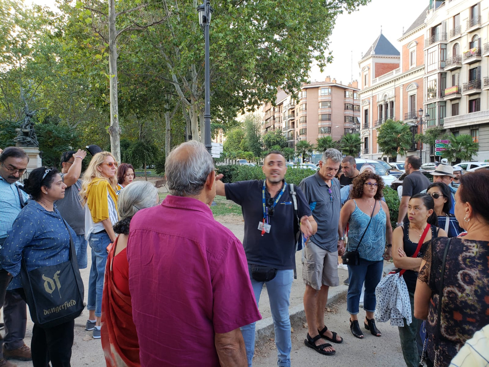 Groupe de touristes recevant des informations de la part d'un guide.