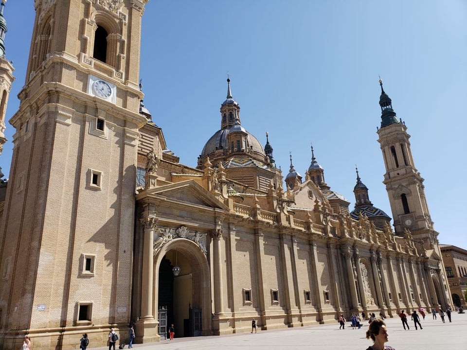Grande cathédrale historique avec des flèches.