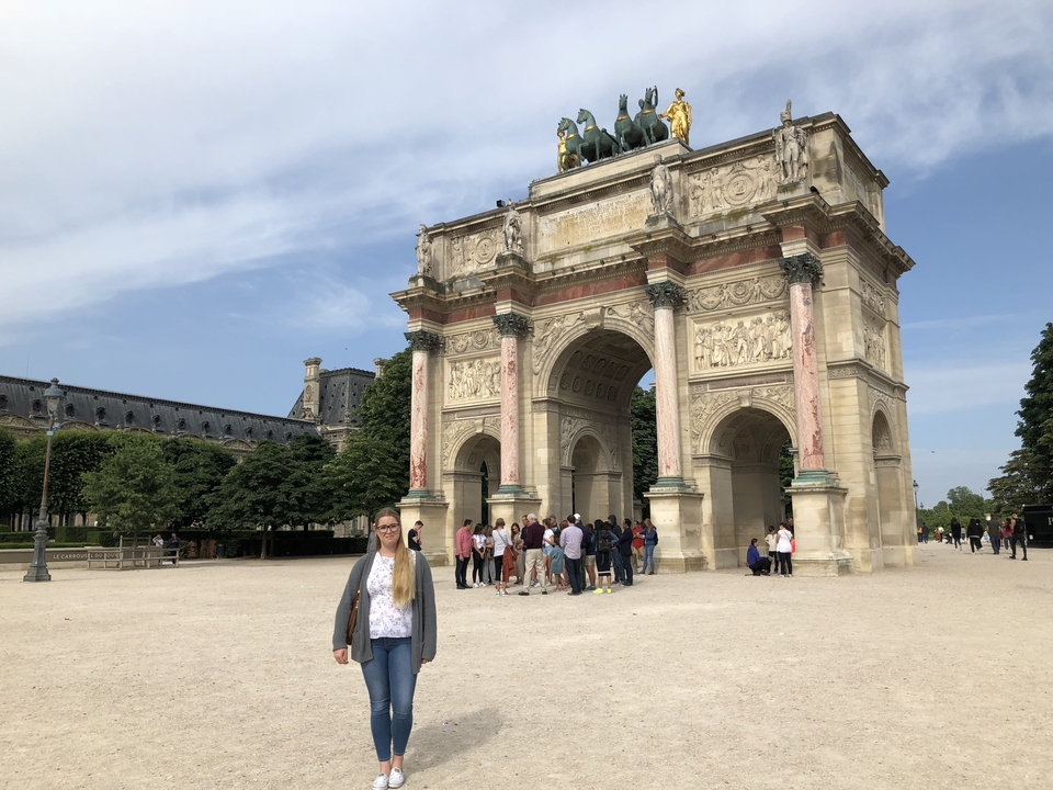 Arc de Triomphe du Carrousel avec des gens autour.