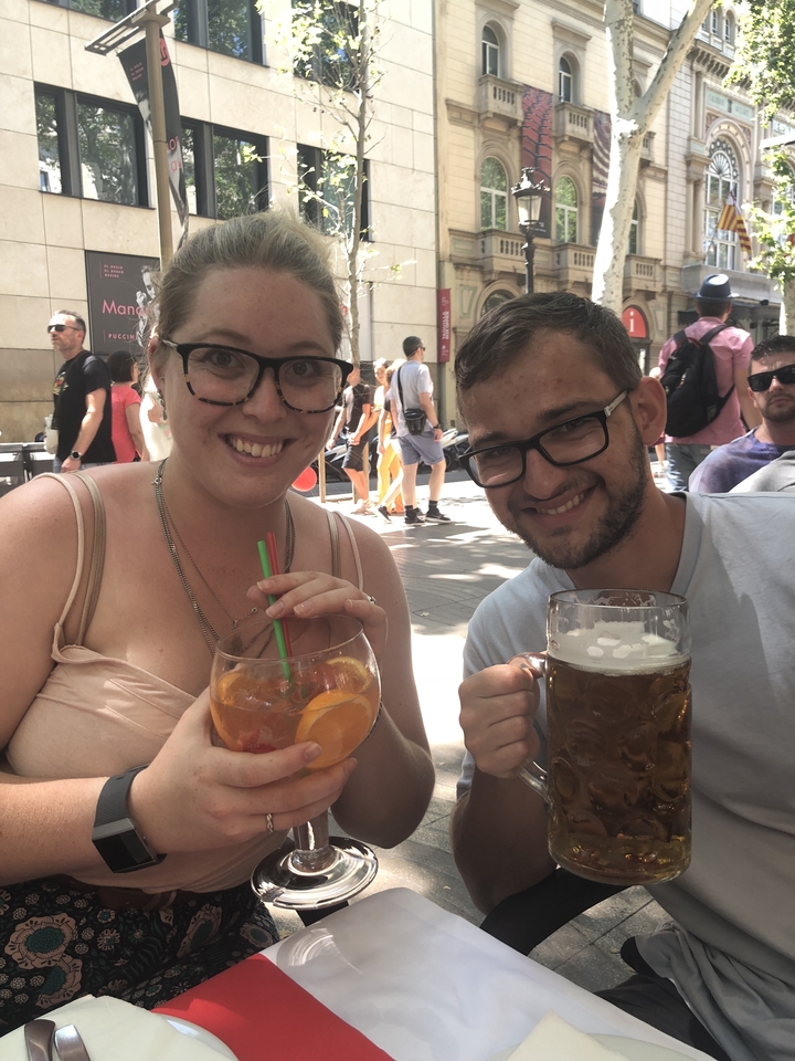 Couple profitant de boissons dans un café en plein air.