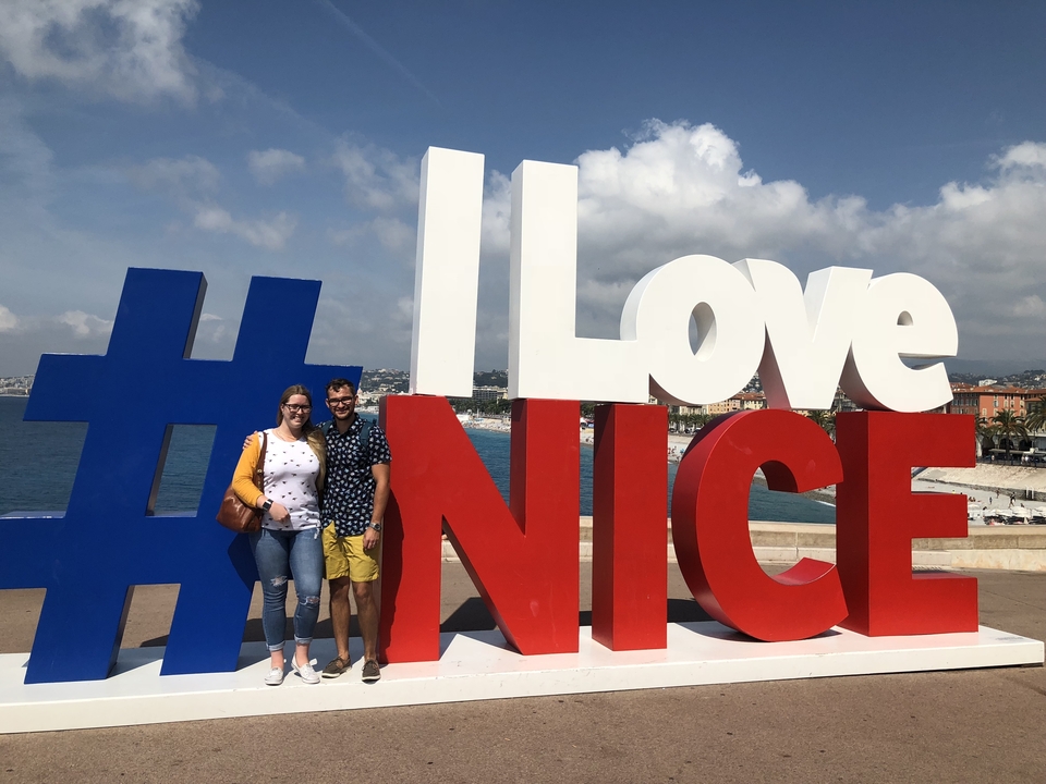 Couple posant avec un grand panneau "I Love Nice".