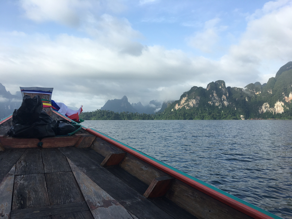 Une vue d'un bateau sur un lac avec des montagnes en arrière-plan.