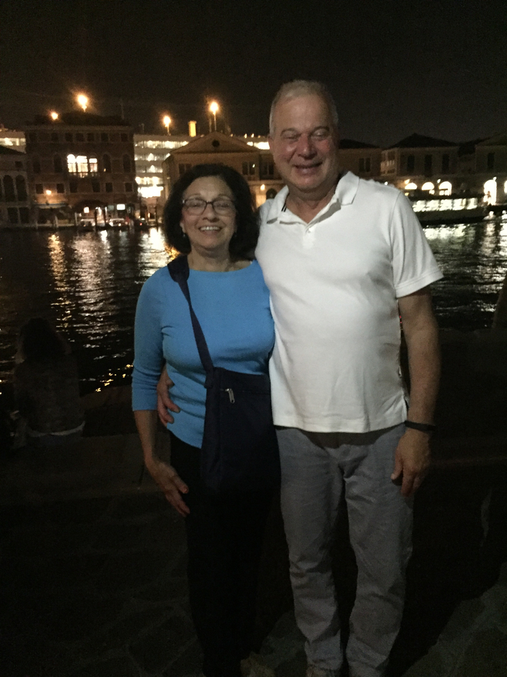 Couple posant près d'un cours d'eau la nuit.
