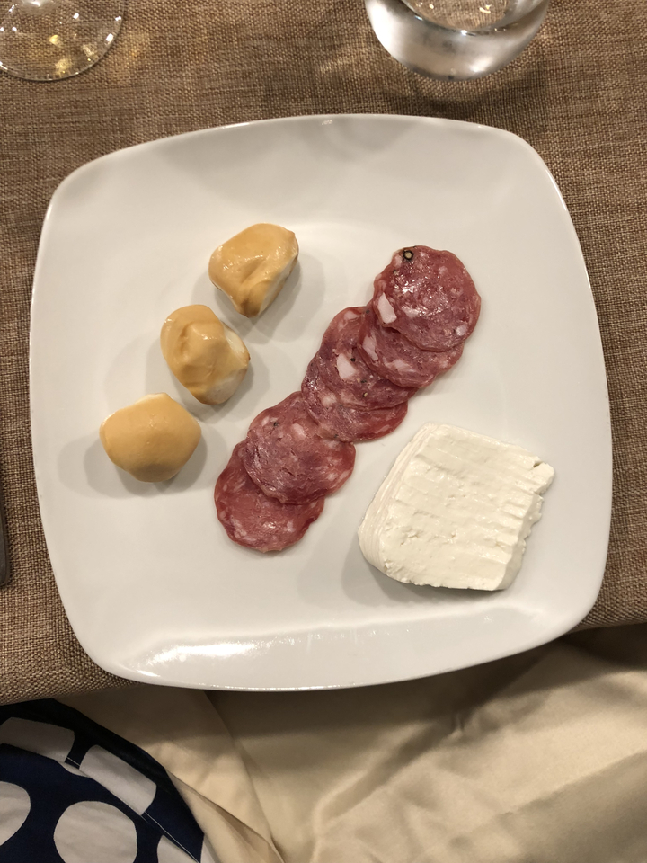 Plat avec fromage, salami et boules de mozzarella.