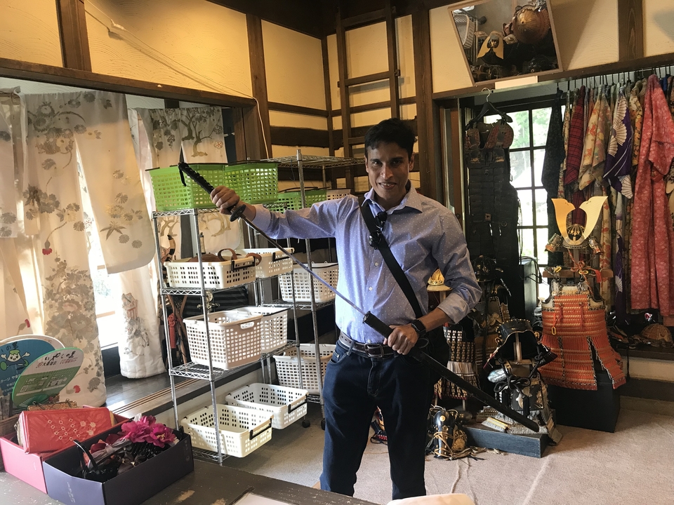 Personne tenant une épée dans un magasin.