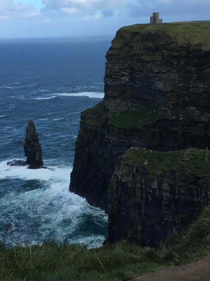 Falaises de Moher avec un stack marin au premier plan.