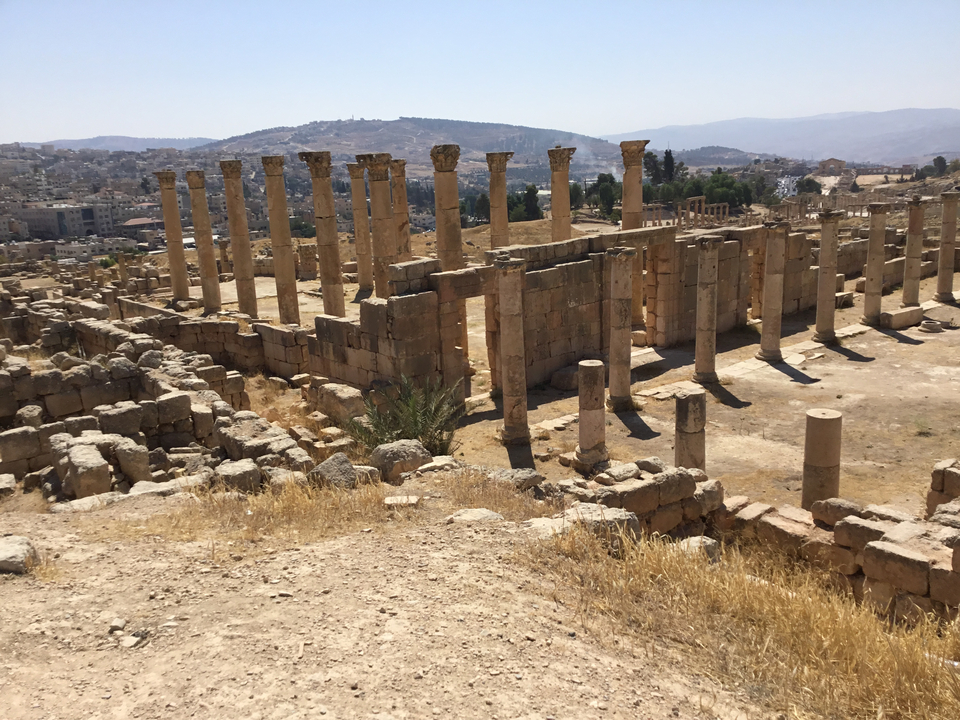 Ruines d'une ville gréco-romaine avec des colonnes.