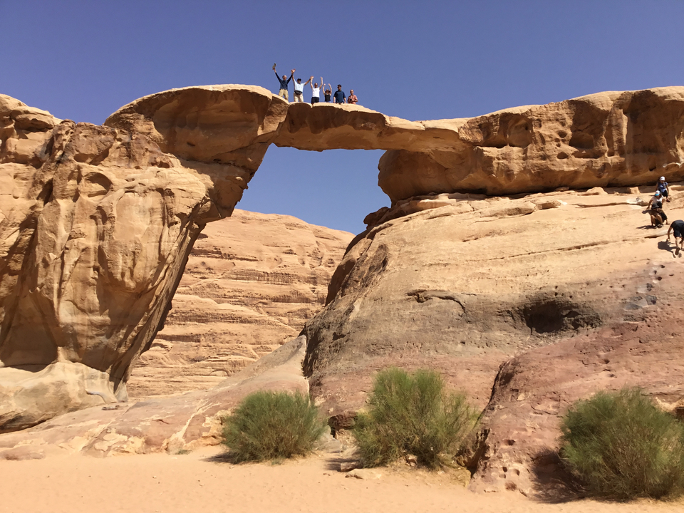 Pont rocheux naturel avec des gens au sommet.