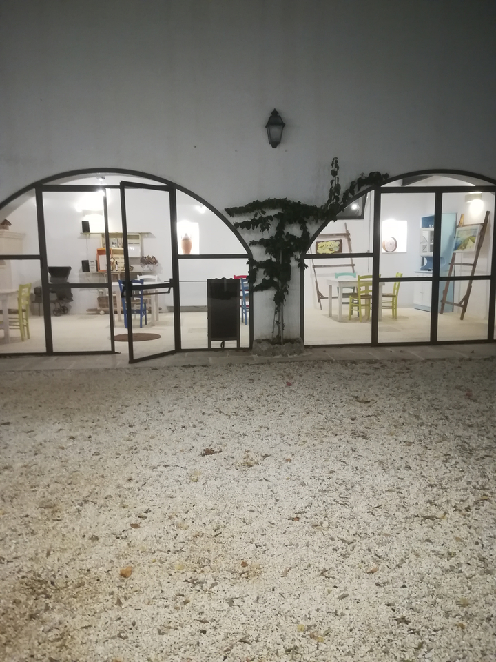 Restaurant avec des tables visibles à travers une fenêtre en verre.