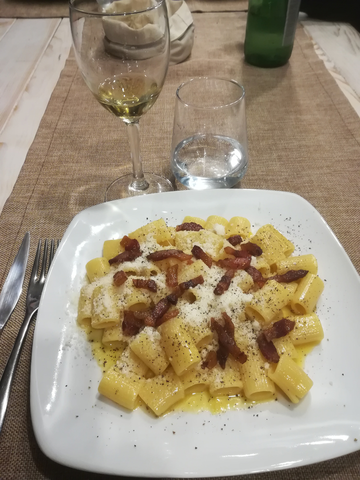 Assiette de pâtes au bacon et vin.