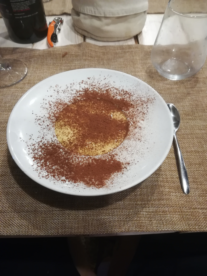 Gros plan d'un dessert avec du cacao en poudre.