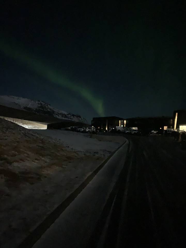 Image sombre avec de faibles aurores boréales visibles.