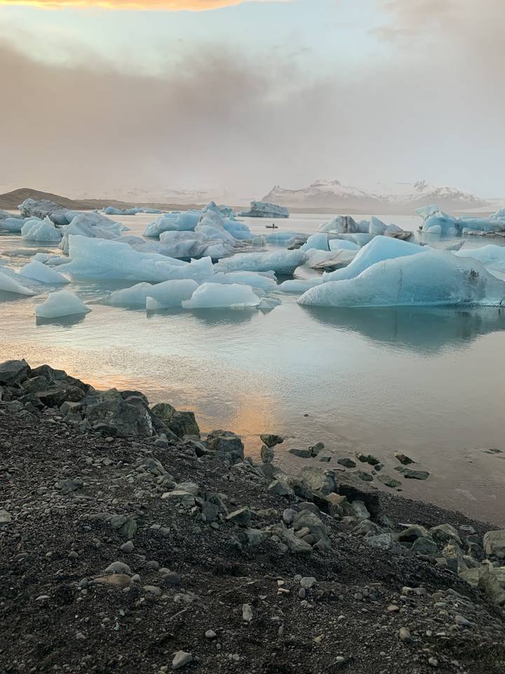 Icebergs flottant dans une eau calme avec des reflets.