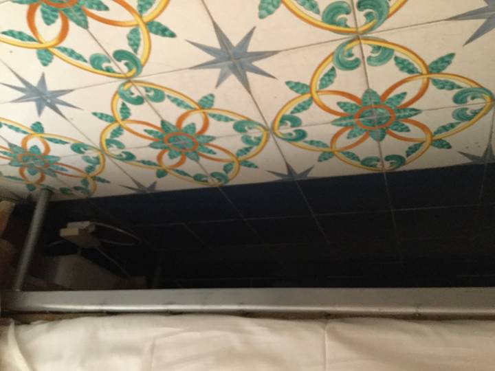 Carreaux décoratifs colorés sur un mur.