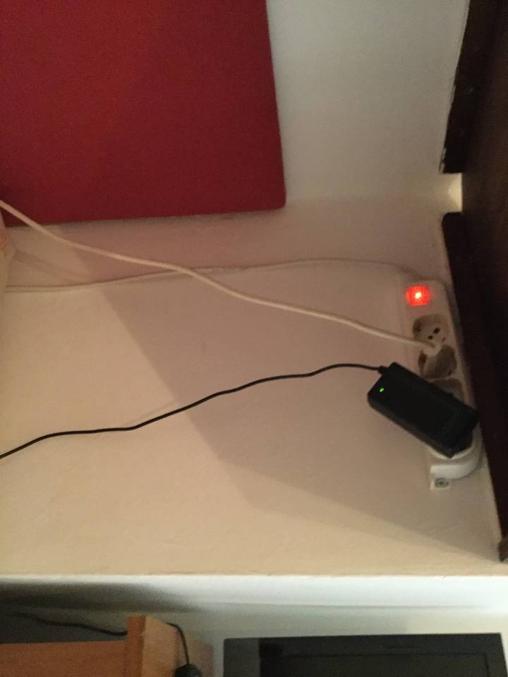 Cordons électriques et chargeurs branchés sur une prise de courant.