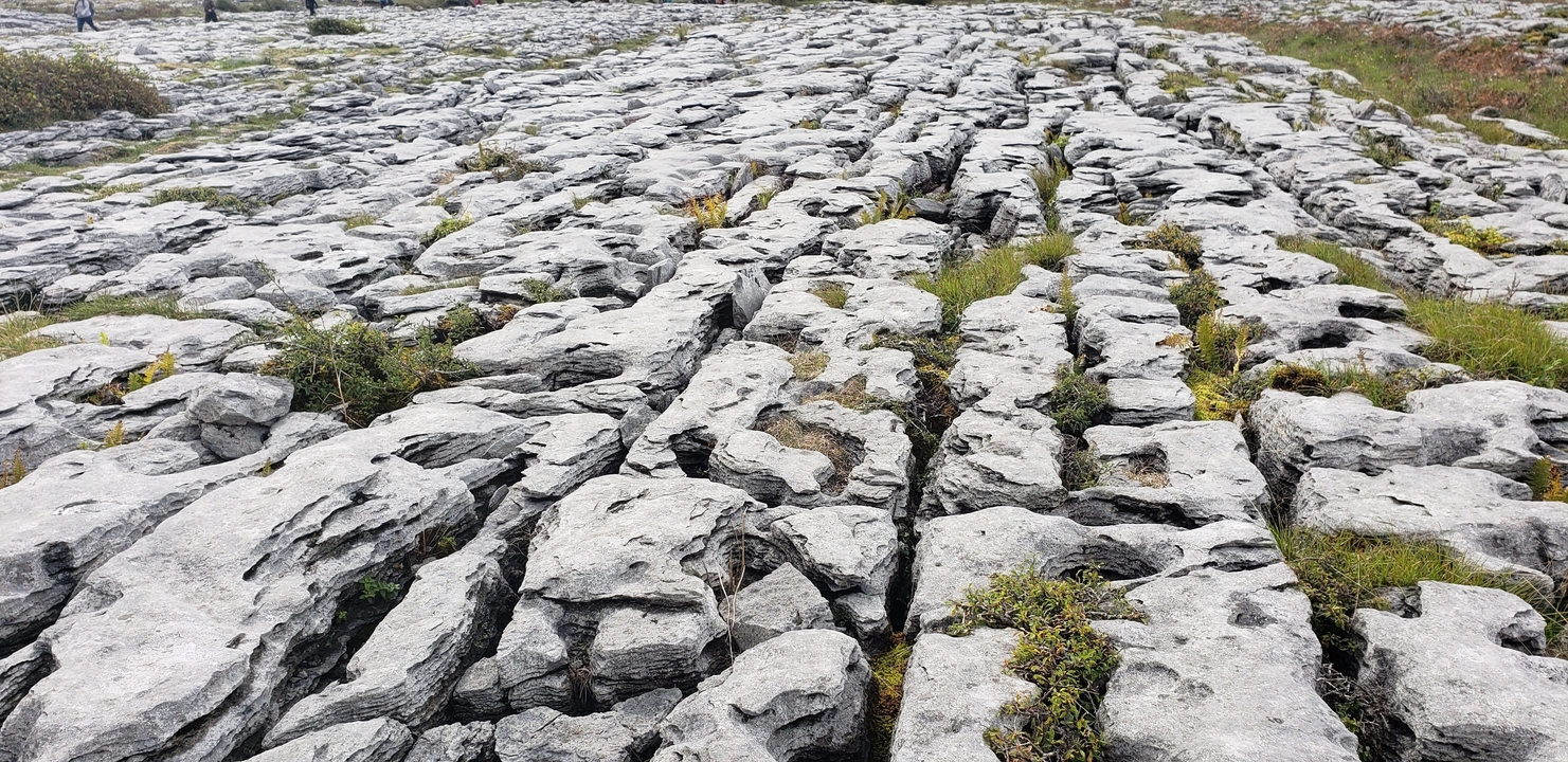 Paysage rocheux avec des fissures et crevasses visibles.