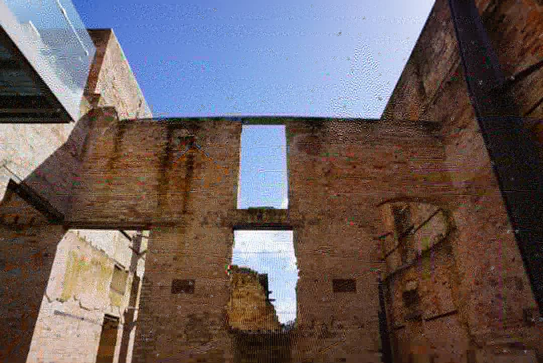 Ruines partiellement intactes avec le ciel visible à travers une brèche.