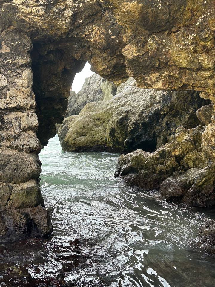 Grotte avec de l'eau qui coule à travers les roches.