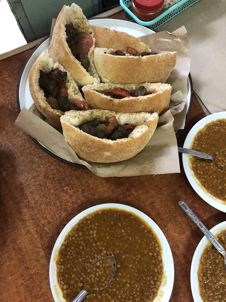 Nourriture traditionnelle marocaine sur une table.