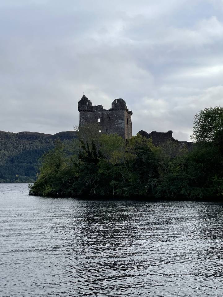 Ruines d'un château le long d'un plan d'eau.