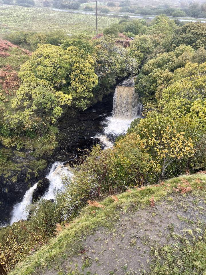 Vue aérienne d'une cascade entourée de verdure.