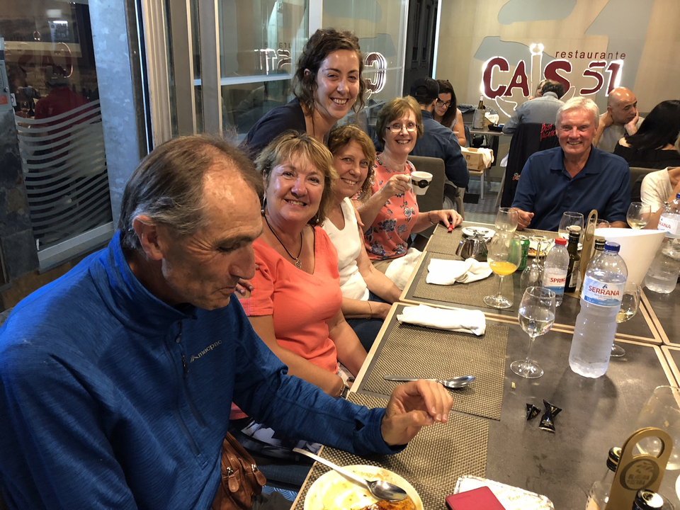 Groupe souriant à une table de restaurant.