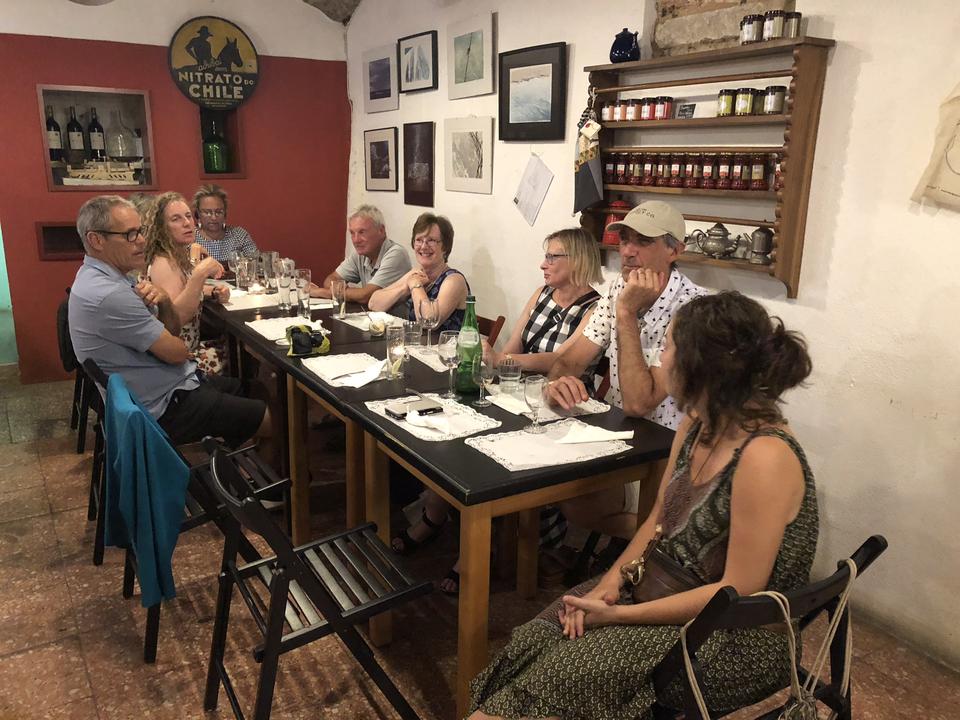 Groupe assis dans un restaurant en train de prendre un repas.