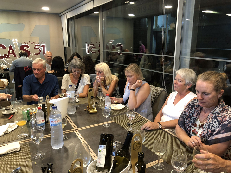 Repas de groupe dans un restaurant.