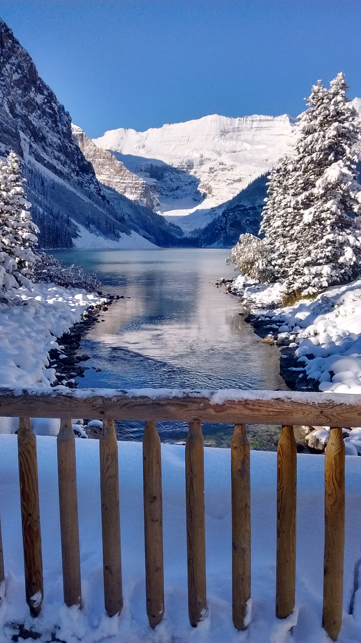 Schneebedeckter See in einer Berglandschaft.