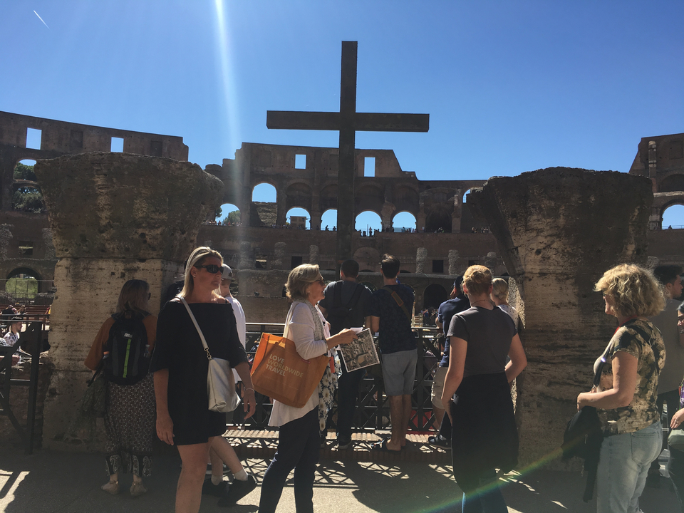 Visiteurs à l'intérieur d'une structure ancienne avec des ruines historiques.