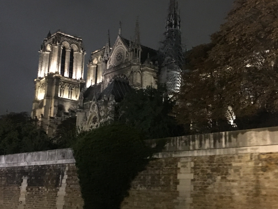 Cathédrale gothique illuminée la nuit.