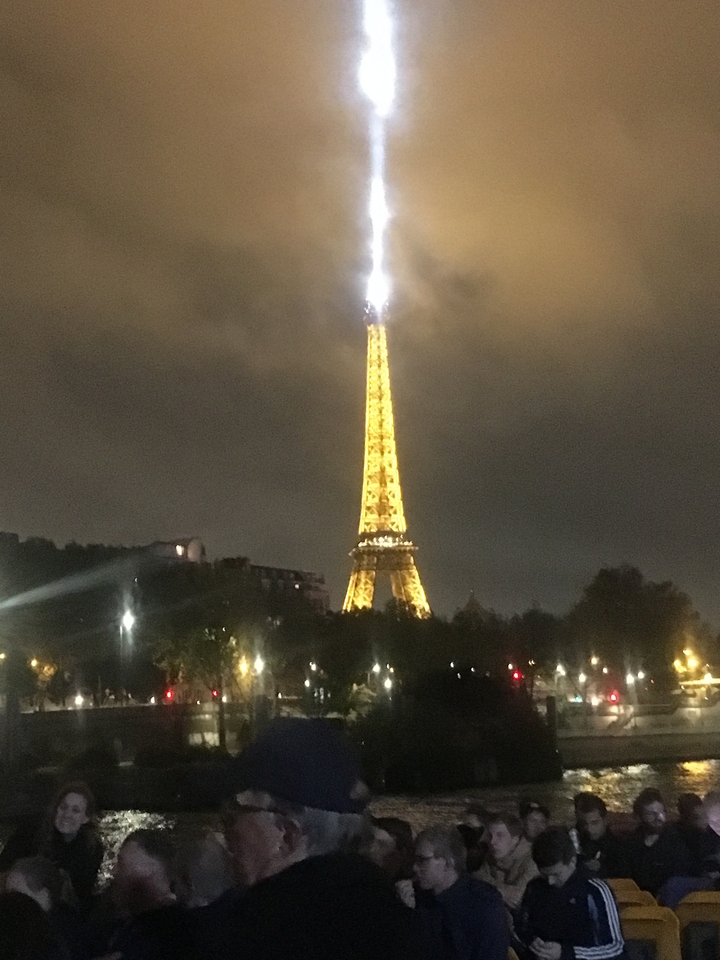Tour Eiffel illuminée la nuit.