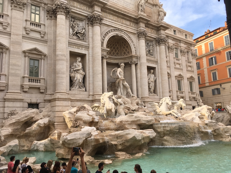 Fontaine de Trevi avec sculptures et eau qui coule à Rome.