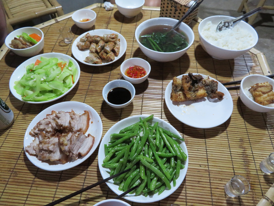 Variété de plats traditionnels sur un tapis de bambou.