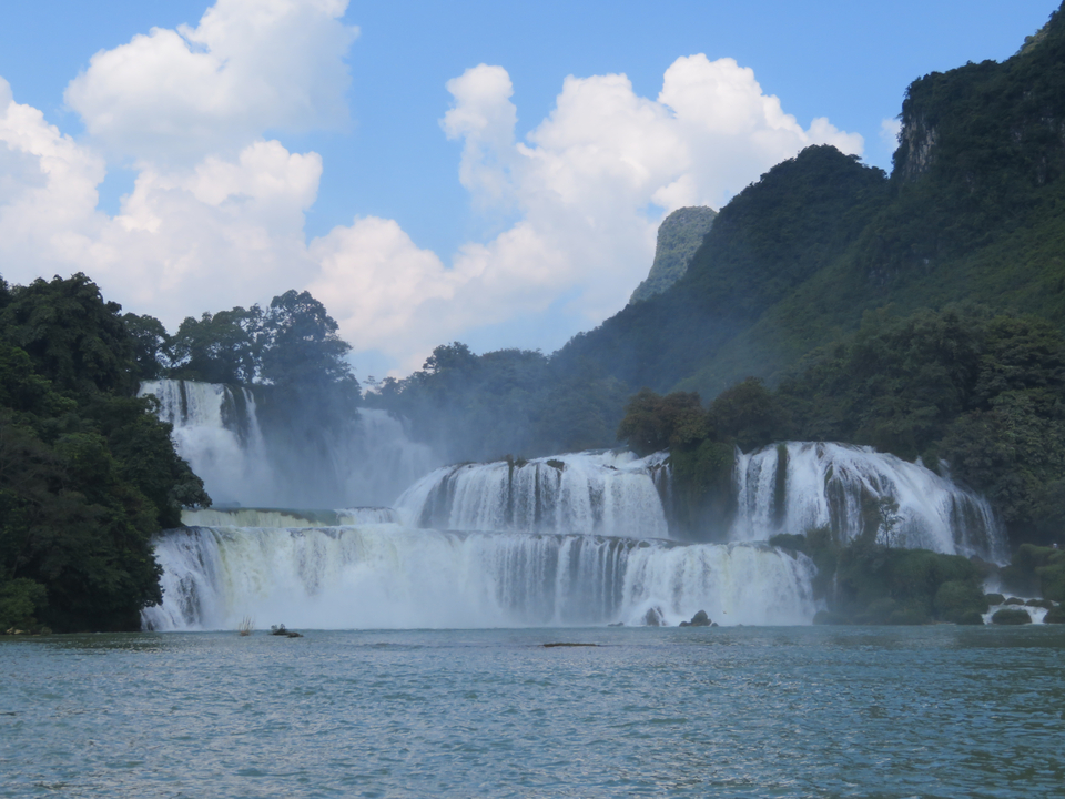 Des chutes d'eau époustouflantes entourées d'une végétation luxuriante sous un ciel bleu éclatant.