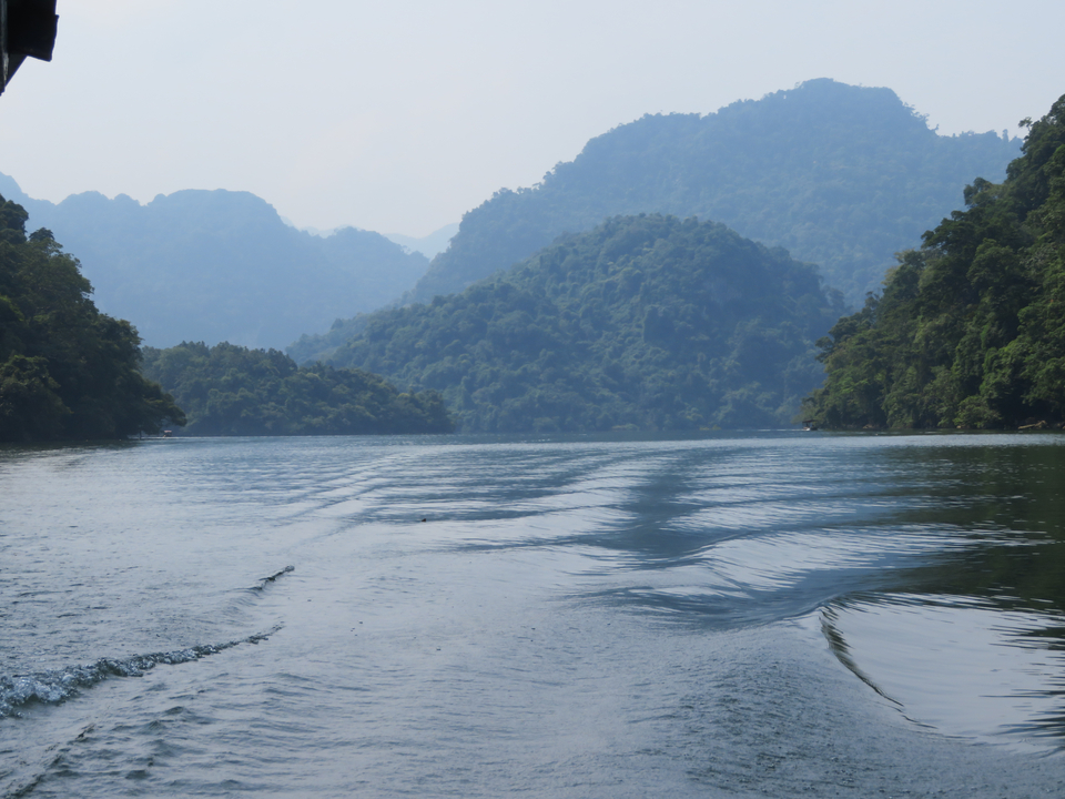Lac serein entouré de montagnes verdoyantes luxuriantes.