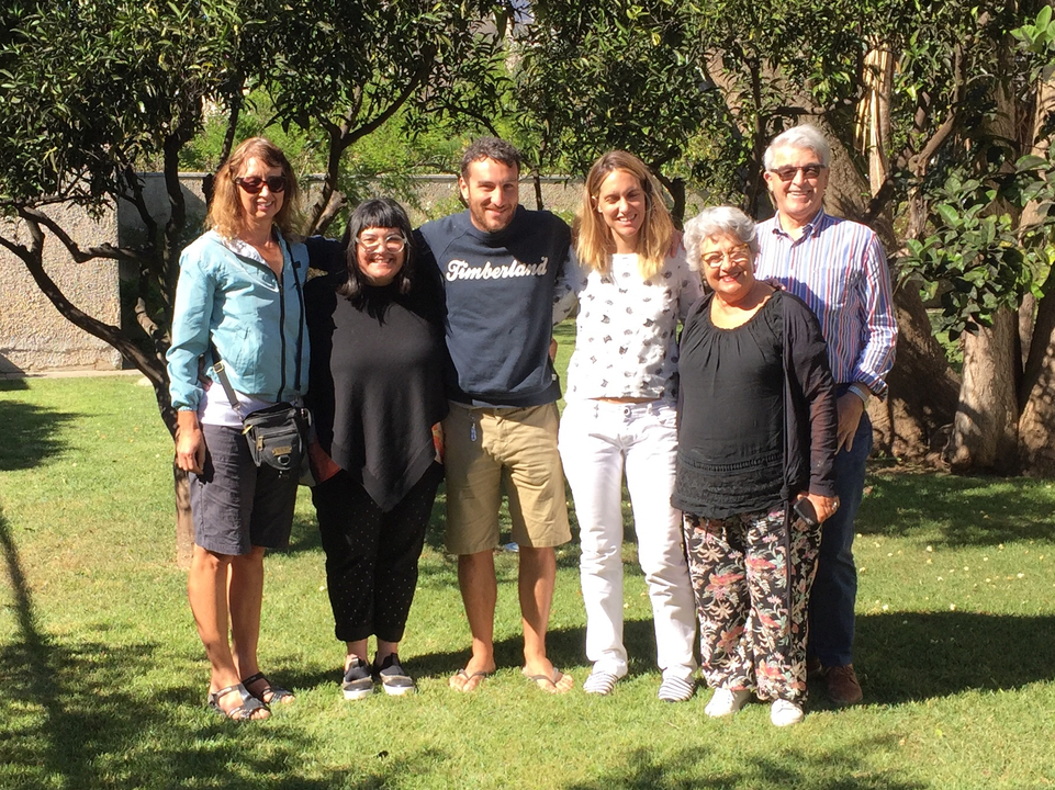 Photo de groupe de personnes qui posent dans un jardin.