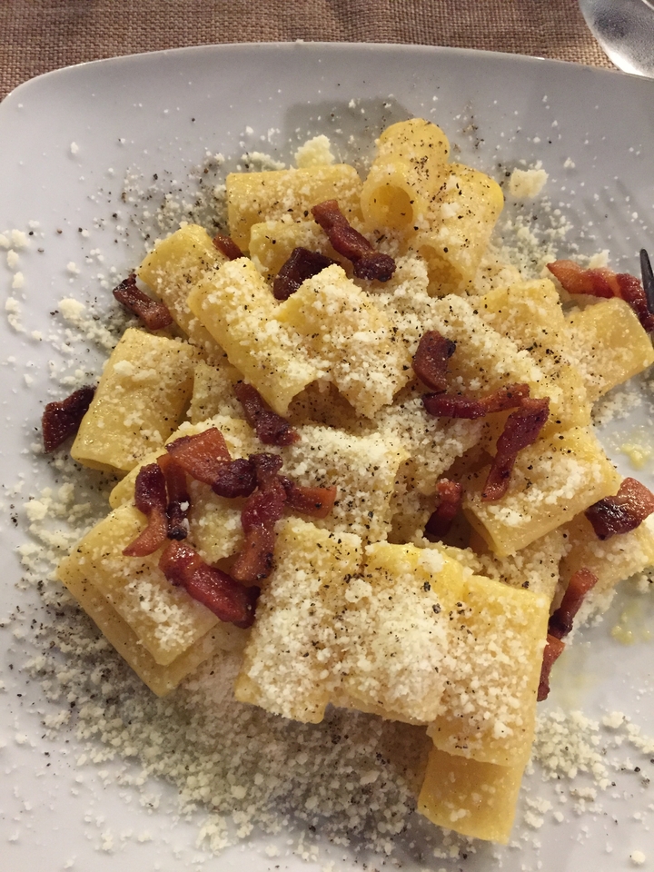 Assiette de pâtes au fromage et au bacon.