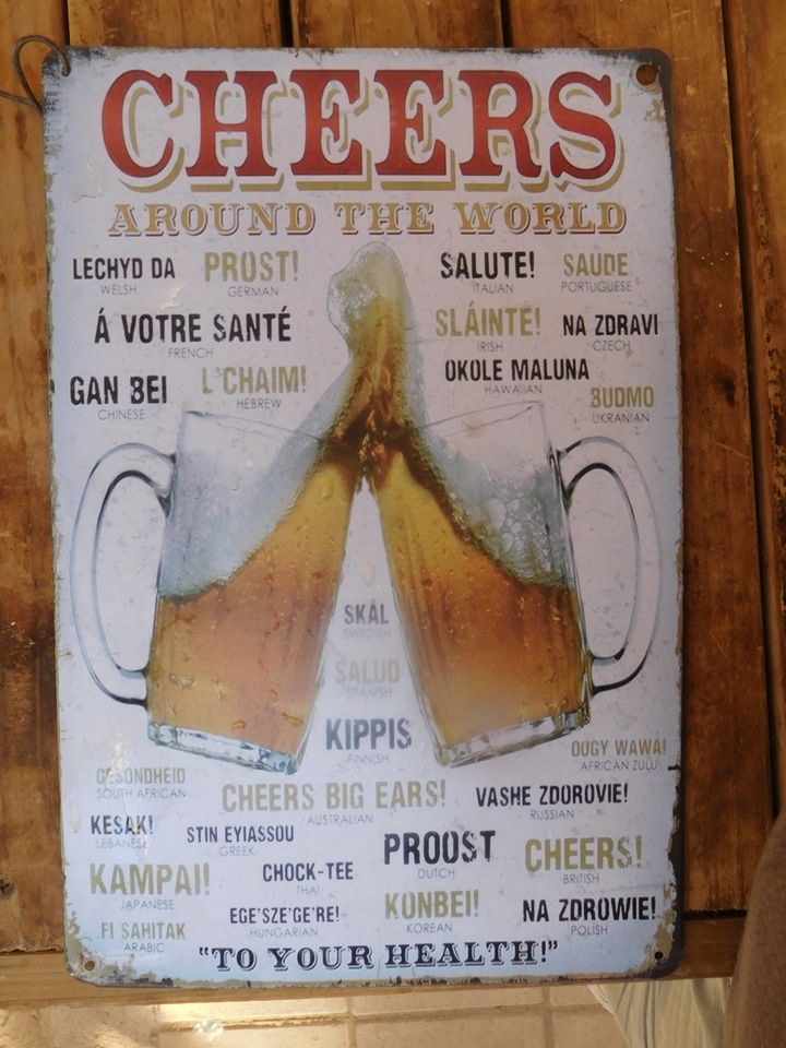 Affiche avec plusieurs langues et chopes de bière.