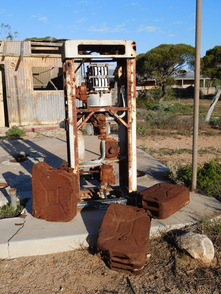Vieux équipements mécaniques rouillés à l'extérieur.