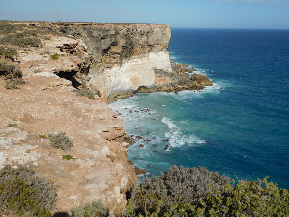 Des vagues océaniques qui frappent des falaises rocheuses.