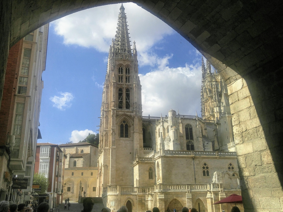 Cathédrale gothique sous un ciel partiellement nuageux.
