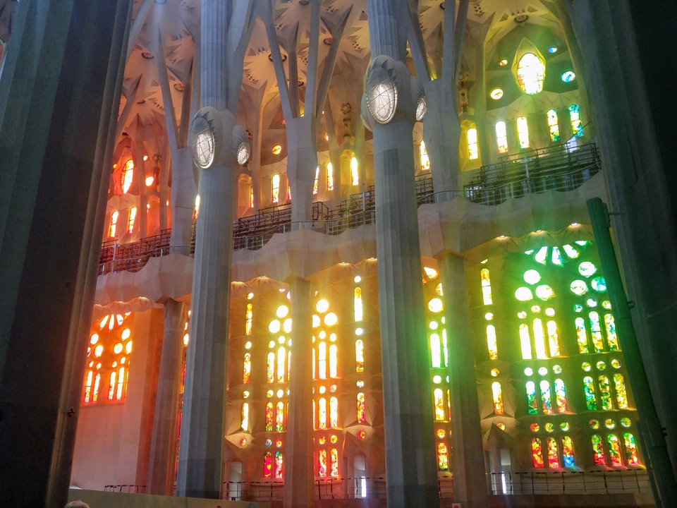 Vitraux colorés à l'intérieur d'une cathédrale.