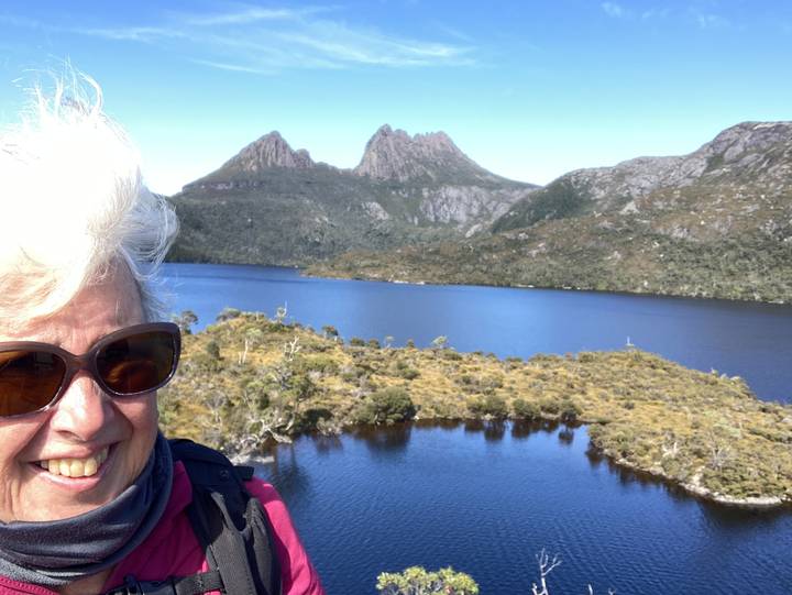 Personne prenant un selfie avec un paysage en arrière-plan.