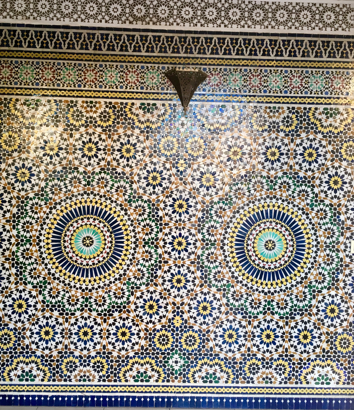 Mur de carreaux de mosaïque marocaine colorée avec des motifs géométriques complexes.