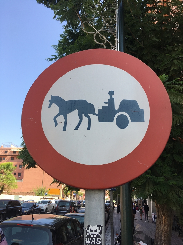 Panneau de signalisation représentant une illustration de calèche tirée par des chevaux.
