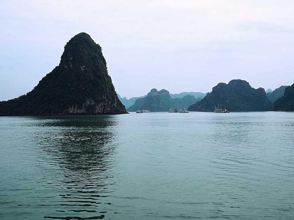 Paysages karstiques calcaires s'élevant au milieu des eaux de la baie d'Halong.